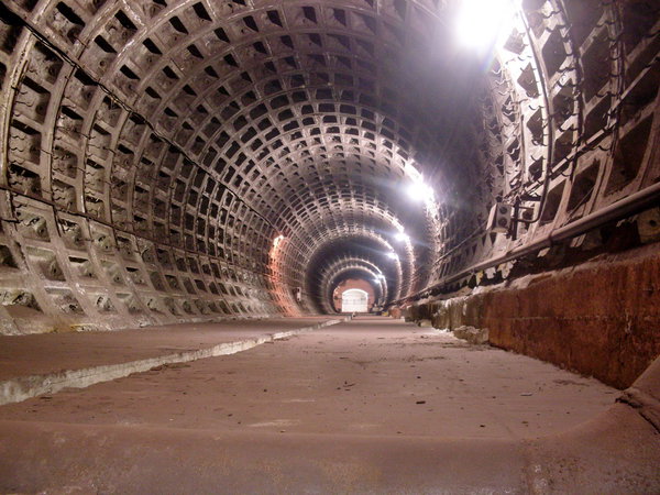 В конце тоннеля справа СУ, слева сбойка с действующим перегонным тоннелем.