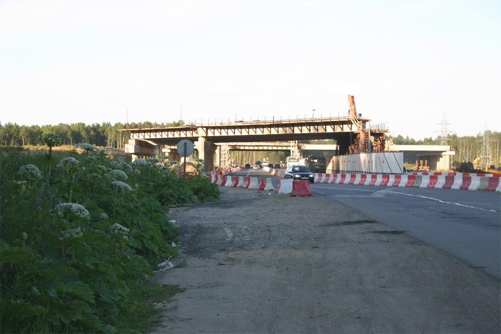 Мосты №1,2. На переднем плане - мост на съезде с КАД. На заднем-сам мост КАД.