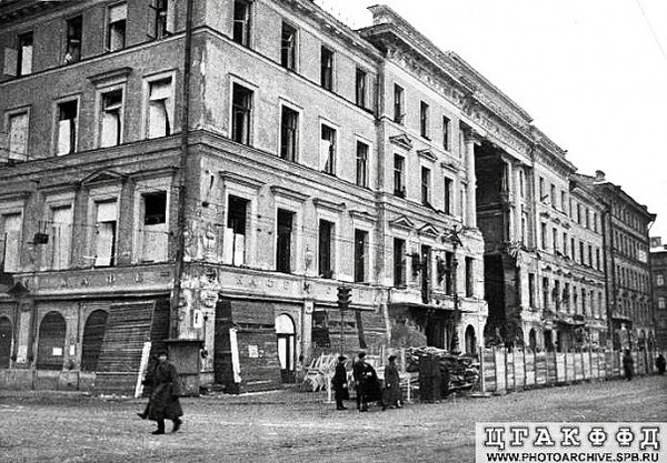 1942 год. Блокада. В центр здания попала бомба.