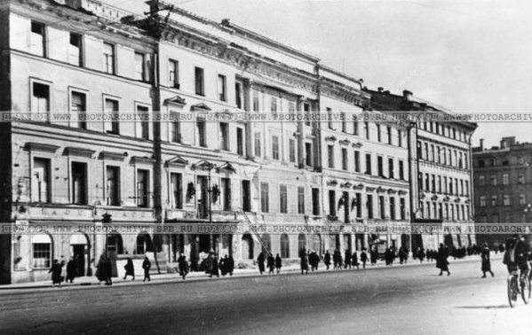 1942 год. Фанерой заделана разрушенная центральная часть здания