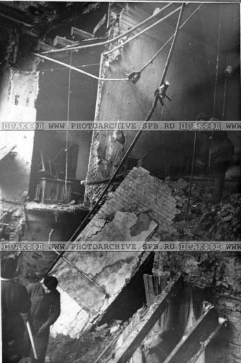 Поврежденная часть дома №30 по проспекту 25-го Октября, пострадавшего от артиллерийского обстрела. 25 ноября 1941г. Рахмилович А.С.