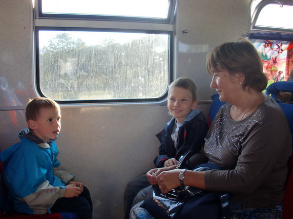 Мои старшие внуки едут в поезде МОЖД.