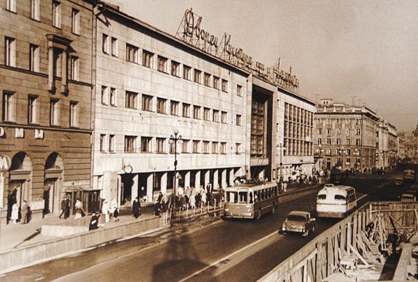 Вид на «ДК Ленсовета» ~от строящейся Петроградской