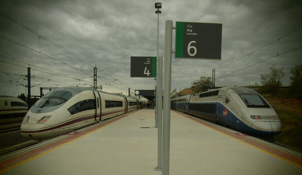 Перон вокзала Фигерас - Вилафант. Слева поезд из Мадрида , справа из Парижа