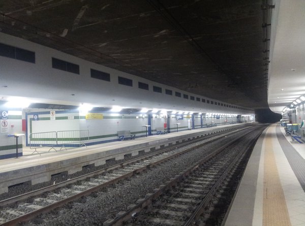 Линия А это проходящая через город жд ветка Палермо-Трапани, которую в городской черте в настоящее время убирают под землю, самая свежая станция Vespri.
