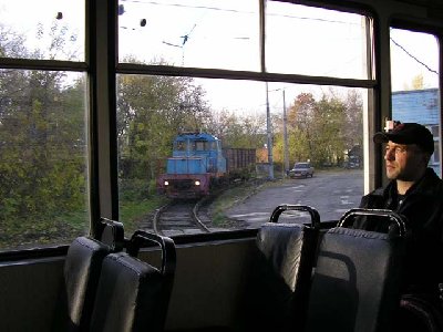 Вид на электровоз ЭПМ3-2099 из трамвайного вагона