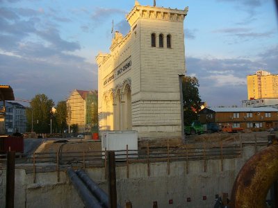 Строительство станции Bayericher Bahnhof, главные ворота вокзала, вид сбоку.