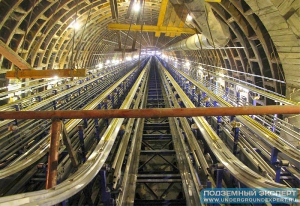 Эскалаторный тоннель - станция метро «Проспект Славы»