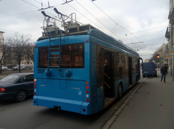 На трассе, с опущенными рогами.