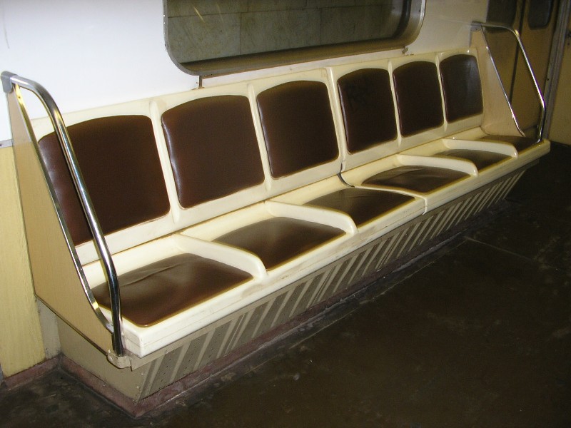 антибомжовые сиденья с выступами между сиденьями в вагоне 8423