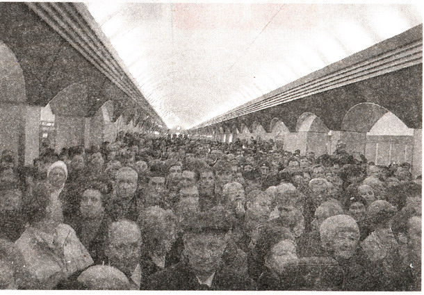 Чернобелая (в газете) фотка народа на станции ...