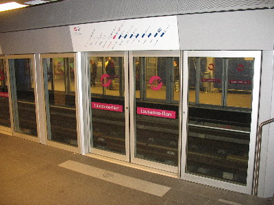 Боковые платформы и стеклянная перегородка, отделяющая платформу от пути