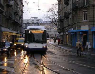 usteristr_199.jpg (63.75 КБ) 4825 просмотров Троллейбустные провода на одном уровне с трамвайными, но в стороне.