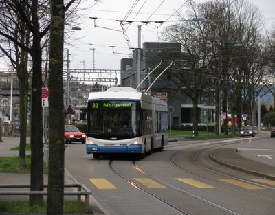 080402_19.jpg (162.48 КБ) 5397 просмотров В поворотах троллейбусные провода приподнимают.