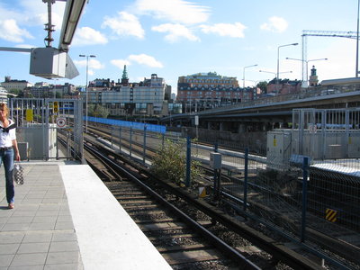 Здесь станция сразу переходит в метромост над водоемом Riddarfjärden