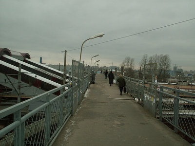 Старый пешеходный мост в Обухово. Снято в последние дни его эксплуатации.