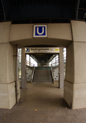 Станция Rödingsmarkt. Вход.