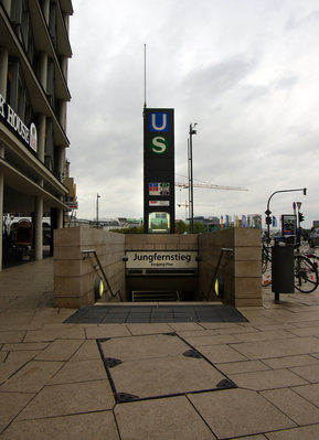 Станция Jungfernstieg. Вход к автоматам оплаты и в подземный переход.