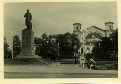 Монумент И.В.Сталина у Балтийского вокзала. 1953 год