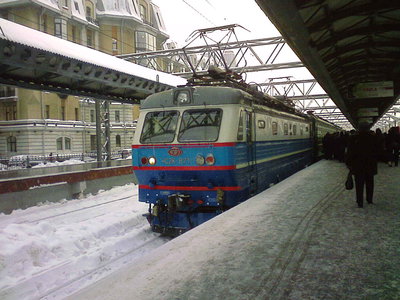 Поезд Чебоксары-Санкт-Петербург, локомотив ЧС2К №671. Следом пришёл астраханский поезд (локомотив ЧС2К №747).