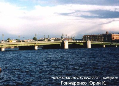 Мост Лейтенанта Шмидта 1930-х годов. Фото с сайта walkspb.ru