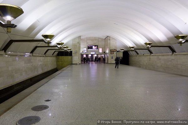 081115-1043467.jpg (114.22 КБ) 5125 просмотров Фото 2008 года. Горят все светильники, и на станции светло даже без их замены на яркие оранжевые.