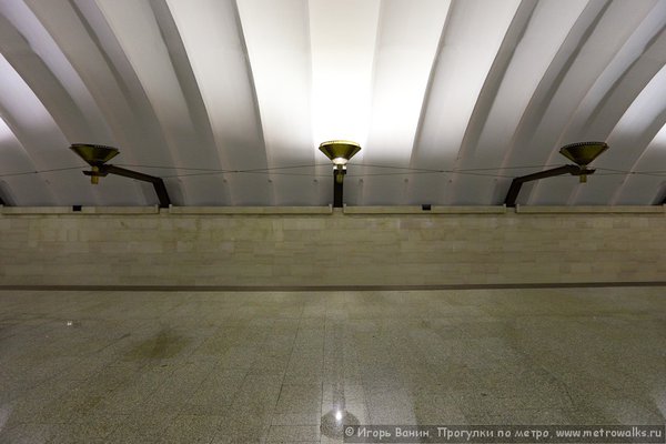 100118-1061456.jpg (110.75 КБ) 4767 просмотров А сейчас по вечерам половина освещения не горит, и на станции - полумрак с полосатым потолком. Полумрак и останется, даже если эту половину заменить на оранжевые.