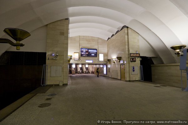 100125-1061847.jpg (93.76 КБ) 5125 просмотров Вот этот крайний светильник, который днём - оранжевый. Вечером он выключен, поэтому в этом углу станции - полумрак.