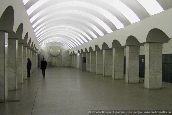 p4091802.jpg (102.64 КБ) 8705 просмотров Солнце в торце ЦЗ Лесной. Подсветка выключена. Апрель 2002.