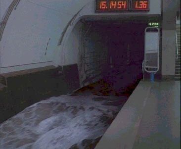 Та же станция спустя девять секунд (вода вытекая из тоннелей заливает пути)