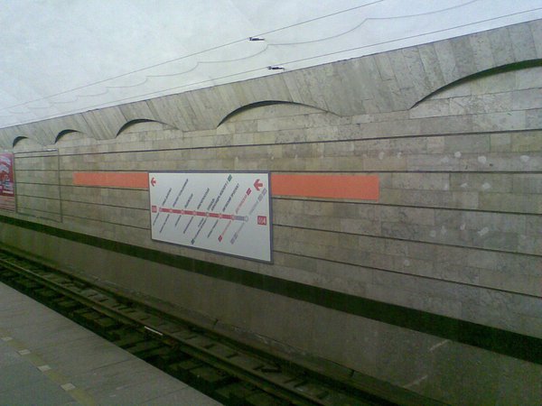 Фото247.jpg (286.29 КБ) 7672 просмотра А эта ....как бы это помягче выразиться... появилась на второй путевой стене максимум пару дней назад. Хорошо видны многочисленные саморезы и замазанные дырки от старых указателей...