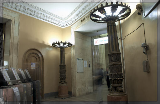 Оригинальные светильники в верхнем вестибюле .