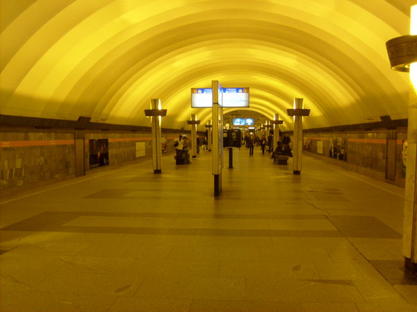 S6303046.JPG (276.11 КБ) 7798 просмотров Лайтбоксы у самого входа на эскалаторы со станции<br />Указатели СИП