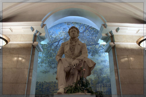 Пушкин в торце центрального зала .