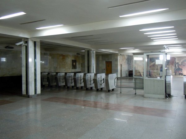 DSCN0105.jpg (366.32 КБ) 7750 просмотров кто-нибудь ещё помнит такие же турникеты в питерском метро?