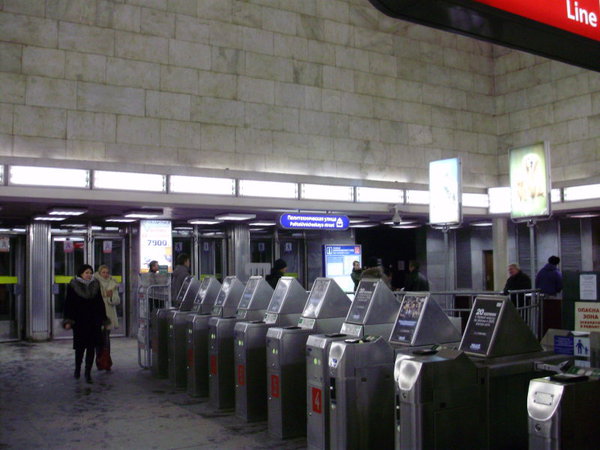 PB220883.jpg (105.96 КБ) 9471 просмотр То, что на выход указана только "Политехническая ул." и не указано даже самой площади Мужества - это шарман...