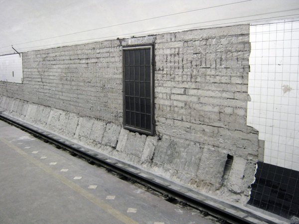 Сбивают кафель с путевой стены в сторону Купчино.
