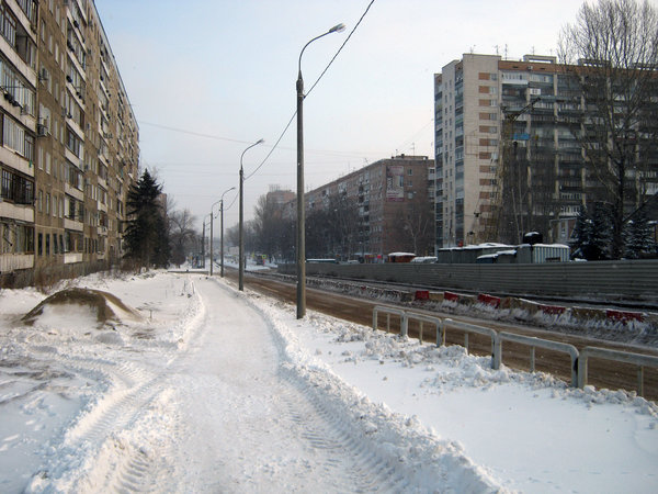 Улица над построенным участком станции Алабинская.