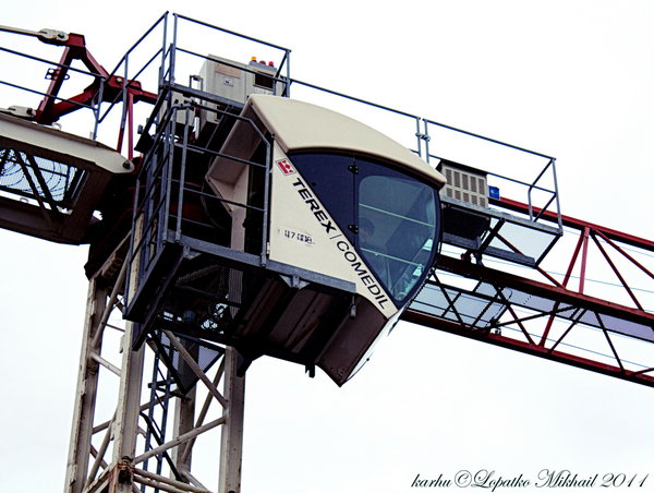 kranovsh.jpg (769.14 КБ) 6943 просмотра Самая клёвая фотка. Крановщица жестами попросила сфотографировать. Симпатичная женщина. :)