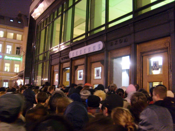 S6308098.JPG (877.48 КБ) 5577 просмотров Лайтбокс над входом на станцию. Обычный час пик...