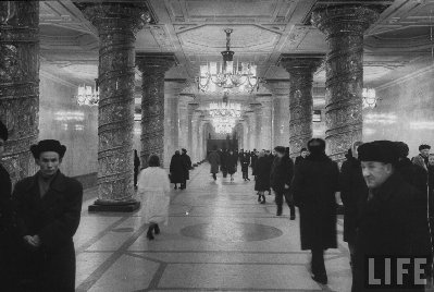 На снимке видно, что табло висят над каждым путем.