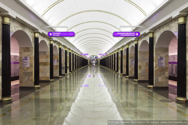 120115-1079536.jpg (183.82 КБ) 5210 просмотров Вид центрального зала станции Адмиралтейская от эскалаторов к главной мозаике «Основание Адмиралтейства». Перспектива безнадёжно испорчена: главный герой композиции — император Пётр I — заслонён «инфососом».