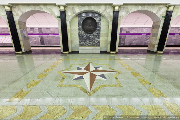 120115-1079396.jpg (227.66 КБ) 5214 просмотров Три пары проходов между колоннами на Адмиралтейской закрыты декоративными простенками, украшенными медальонами с барельефами великих русских адмиралов и флотоводцев: Апраксина, Беллинсгаузена, Григоровича, Макарова, Нахимова, Ушакова. Ровно между этими парами простенков в полу центрального зала станции гранитом разных экзотических цветов выложены три декоративные розы ветров.