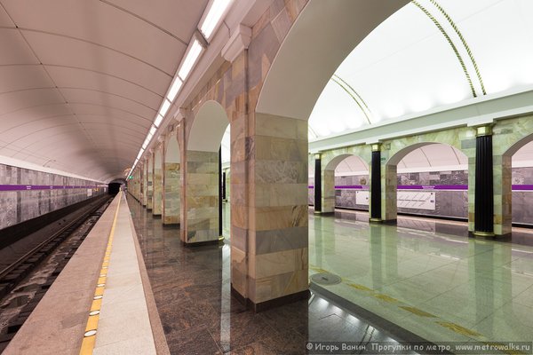 120115-1079354.jpg (168.26 КБ) 5210 просмотров Один из моих любимых ракурсов на колонных станциях — с одной платформы Адмиралтейской по диагонали на другую сквозь всю станцию. Кстати, по этой фотографии видно, что освещение этой станции кошмарно для фотографов и для людей, небезразличных к правильному свету, из-за использования нескольких разнотипных источников света разных цветов: центральный зал станции освещён зеленоватыми лампами «ДРЛ» (хуже которых только оранжевые натриевые металл-галогеновые), а боковые залы — люминисцентными трубками, дающими свет тёплого оттенка, что при смешении даёт неприятное сочетание зелёного и сиреневого цветов (на мой взгляд, это одно из неприятнейших сочетаний цветов вообще, и особенно в освещении).