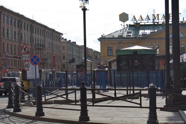 dopplum.jpg (306.46 КБ) 2998 просмотров Площадка, через скважины которой подавали бетон вниз.<br />Будет использоваться, раз уж её не убрали.