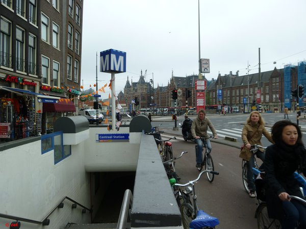 Амстердам. Вход на станцию метро Centraal Station.