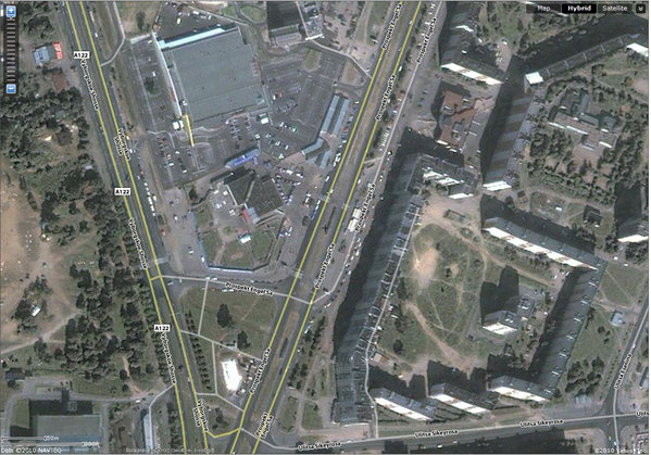 14.jpg (1018.79 КБ) 13381 просмотр 2002 г. Фрагмент из старого спутникового снимка. Видно, что на месте, где располагались светильники, поставлен забор под строительство тк