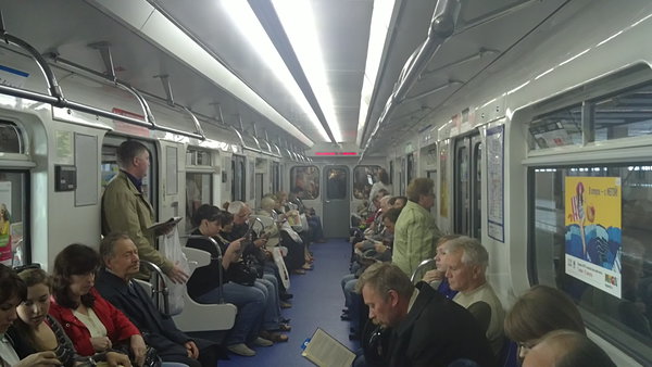 27062012407.JPG (616.9 КБ) 5695 просмотров Салон, динамики видимо опять спрятаны за схемы, двери кстати серые