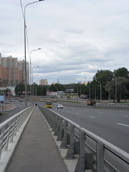 Немного поднявшись видна прямая перспектива на стройки в районе Удельной-Озерков.