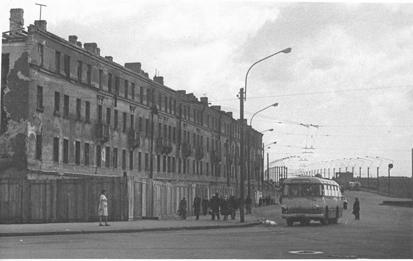 1967 год. Виден мост Александра Невского, предмостная площадь еще не сформирована, здание слева сейчас оказалось бы на парковке гостиницы &quot;Москва&quot;.